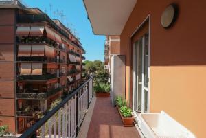 Elegant & Quiet Chic Home - Near Station, Balcony