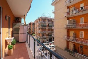 Elegant & Quiet Chic Home - Near Station, Balcony