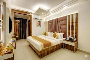 Hotel Star Villa- 1 Minute from NDLS Station 3 Star Hotel I Located In Paharganj I Front Of New Delhi Railway Station