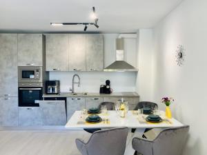 Beautiful & Classy Apartment for 6 Guest & Privet Parking