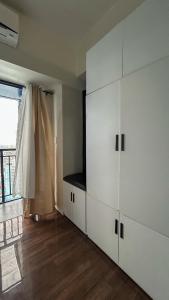 Makati 1BR High Floor Balcony & City View