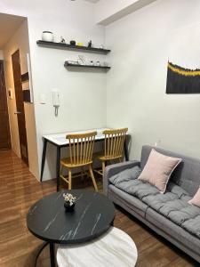 Makati 1BR High Floor Balcony & City View
