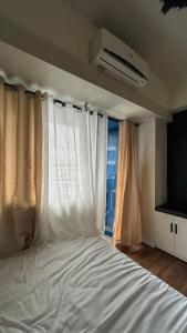 Makati 1BR High Floor Balcony & City View