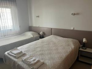 New Apt, walk-to-beach, F3, Pool