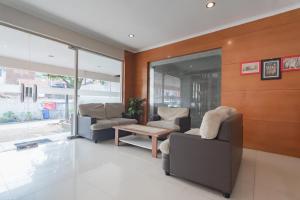 RedDoorz Syariah near BTC Fashion Mall