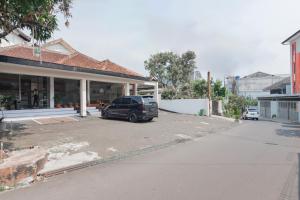 RedDoorz Syariah near BTC Fashion Mall
