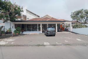 RedDoorz Syariah near BTC Fashion Mall