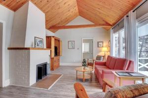Lake Simcoe Waterfront Retreat 2BR Lake Views