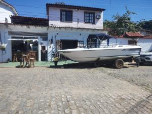 Pousada Dádiva e Passeios De Lancha Suite 10 Simples Na Esquina da Praia e ao Centro Histórico com lanchonete no Pátio