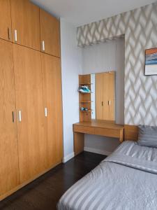 Shine & Bright Apartment - Rivergate Building