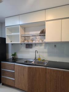 Shine & Bright Apartment - Rivergate Building