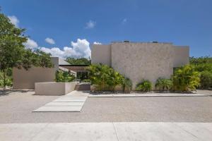 YaaX Jungle Villa Oasis BeachClub Access Included