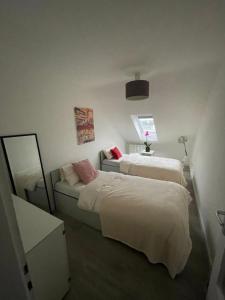 Bright & Modern 2 Bedroom Apartment near City