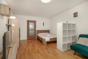 Modern Decebal Studio near Metro