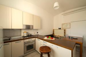Ample 2-BR Home Steps to Navigli