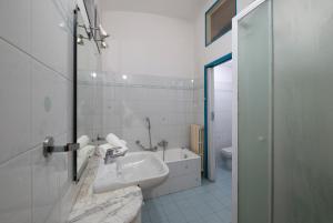 Ample 2-BR Home Steps to Navigli