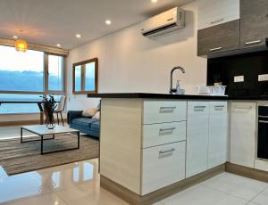 Visitors Allowed - Ocean View - 28th Floor