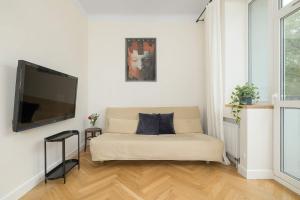 Practical Studio with Balcony & Parking in Warsaw by Noclegi Renters
