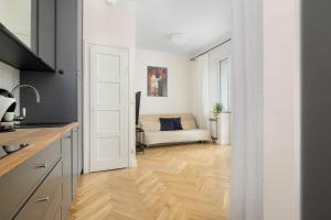 Practical Studio with Balcony & Parking in Warsaw by Noclegi Renters