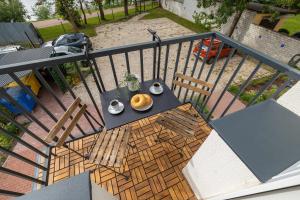 Practical Studio with Balcony & Parking in Warsaw by Noclegi Renters