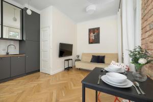 Practical Studio with Balcony & Parking in Warsaw by Noclegi Renters