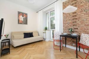 Practical Studio with Balcony & Parking in Warsaw by Noclegi Renters