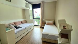 Bright and Spacious 3BR , Free Parking & Fast WIFI