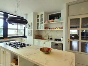 Bright and Spacious 3BR , Free Parking & Fast WIFI