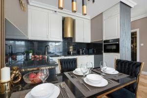 Klimatyzowany Apartament z Dostępem do Tarasu na Dachu w Ciechocinku by Renters Prestige