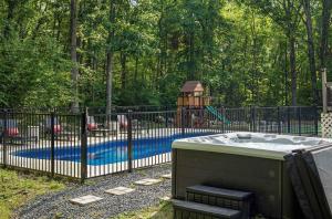 Epic Poconos Pad - Pool - Hot Tub - Gym - Golf Sim