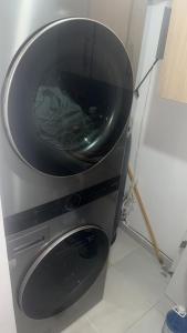Apartamento moderno con balcón, piscina, y parqueo