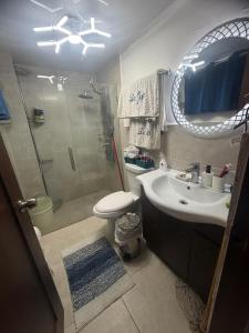 Apartamento moderno con balcón, piscina, y parqueo