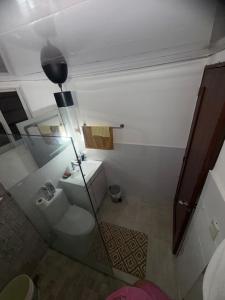 Apartamento moderno con balcón, piscina, y parqueo