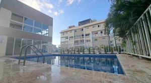 Apartamento moderno con balcón, piscina, y parqueo