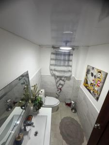 Apartamento moderno con balcón, piscina, y parqueo