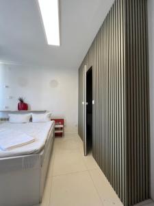Panoramic Balcony Apartment