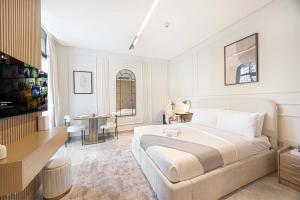 Chic Studio in Business Bay, Canal & City Views, Gym, Pool