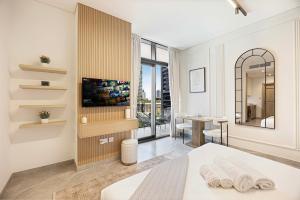 Chic Studio in Business Bay, Canal & City Views, Gym, Pool