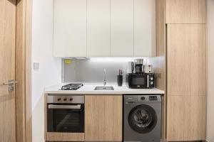 Chic Studio in Business Bay, Canal & City Views, Gym, Pool