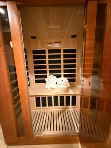 Sauna Suite on Princess - Full Basement Apartment with Private Entrance - Street Parking