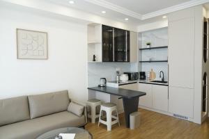 Brand New Condo Stay Central location with King Bed 65 inch TV