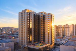 Brand New Condo Stay Central location with King Bed 65 inch TV