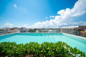Modern 5th Floor Studio - Rooftop Pool & Balcony