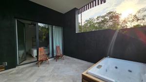 Amazing 1bdr Jacuzzi steps from sea maya ruins