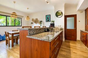 Modern 2BR Apt with Pool near Punta Popy & Town