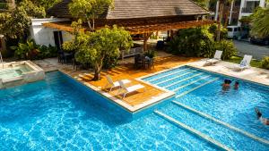 Modern 2BR Apt with Pool near Punta Popy & Town
