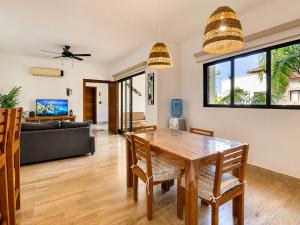 Modern 2BR Apt with Pool near Punta Popy & Town