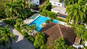 Modern 2BR Apt with Pool near Punta Popy & Town