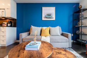 Cozy 2BR City Retreat Steps to Lake & Park