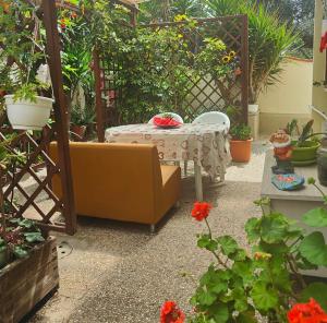 50m dal mare, con giardino e posto auto privati